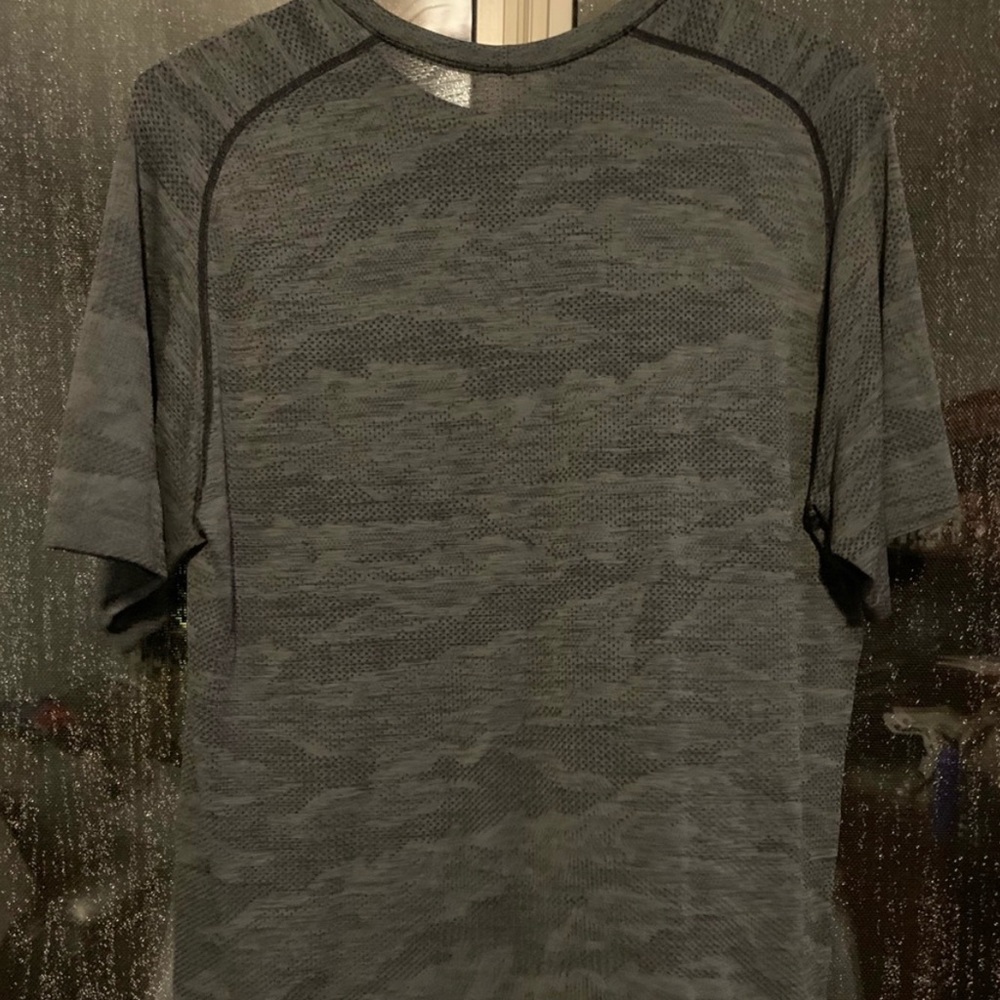 Lulu Lemon - metal tech - size large - good condition